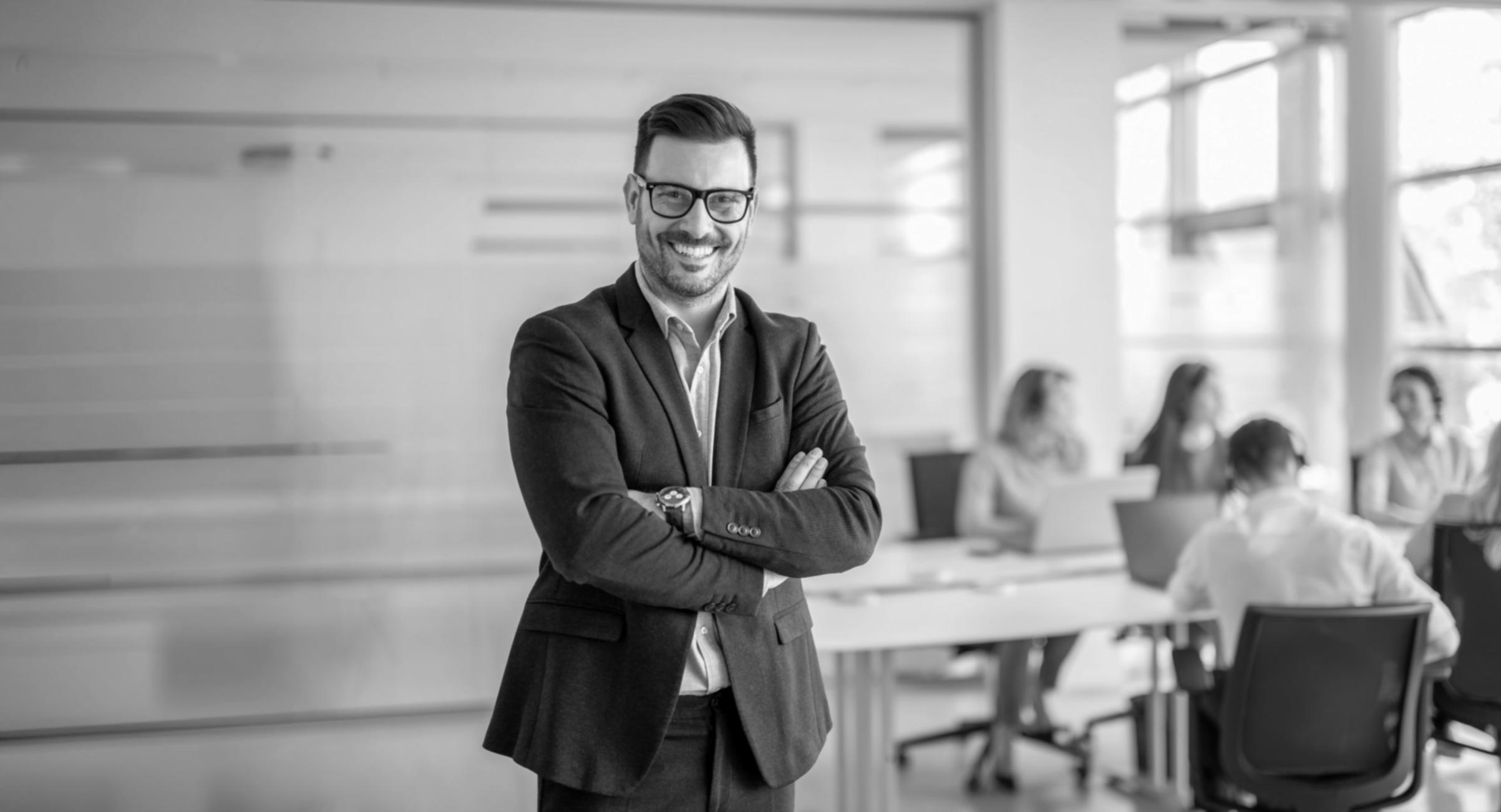 Estudiante preparándose para sesión de educación financiera