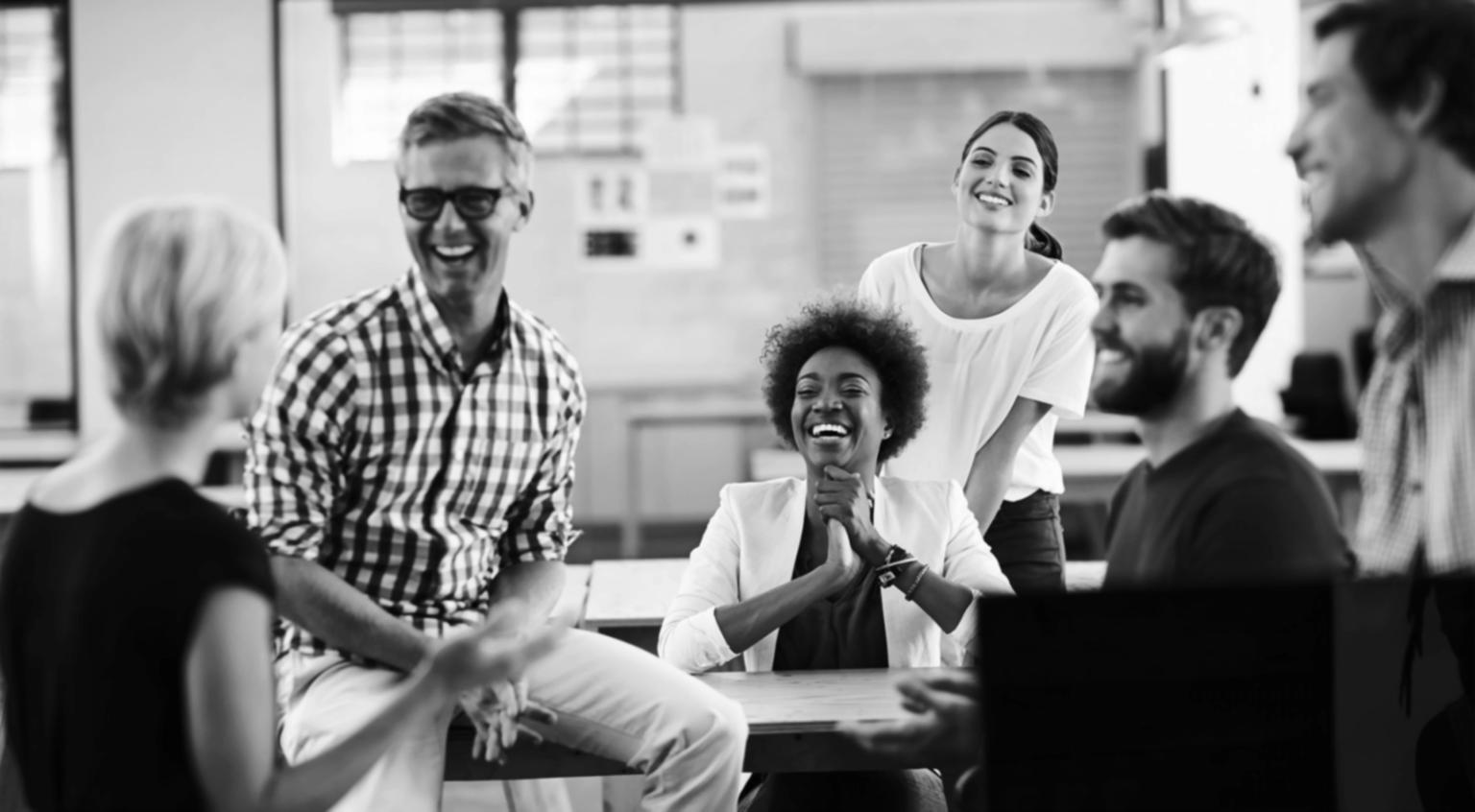 Ambiente de aprendizaje colaborativo en Belunivaro donde estudiantes participan activamente en sesiones de educación financiera